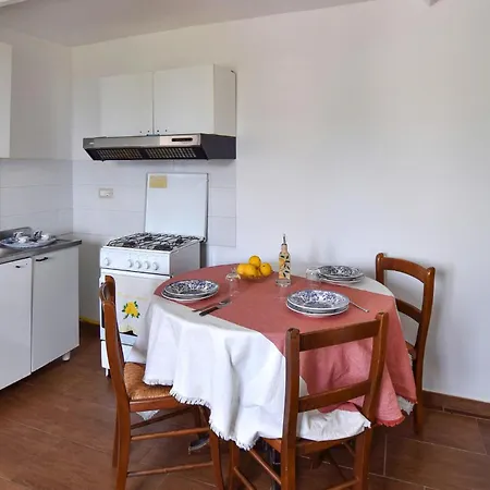 1 Bedroom Cozy In شقة Longobardi
