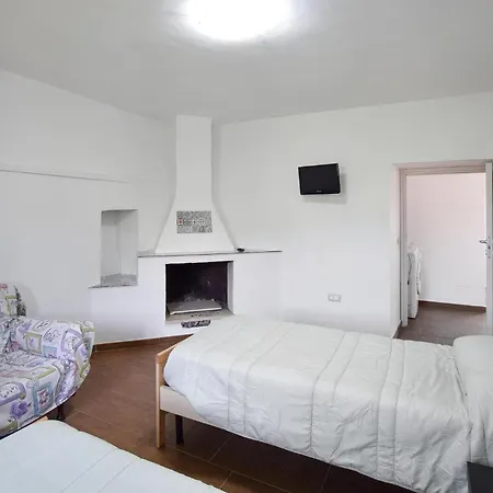 1 Bedroom Cozy In Longobardi